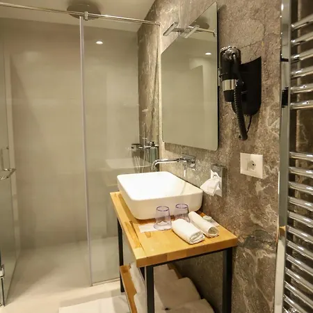 فندق Urbanin & 4*