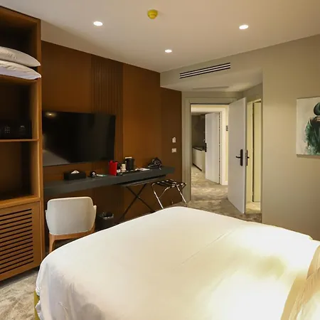 Отель Urbanin & 4*