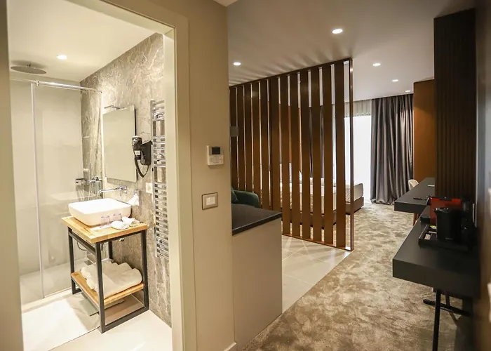 Urbanin & Τίρανα