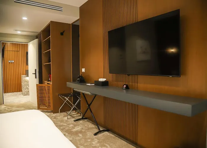 Urbanin & Τίρανα